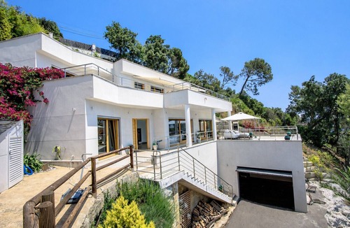 Sant Cebria de Vallalta Villa | Modern Mestral - a few km to the beach!