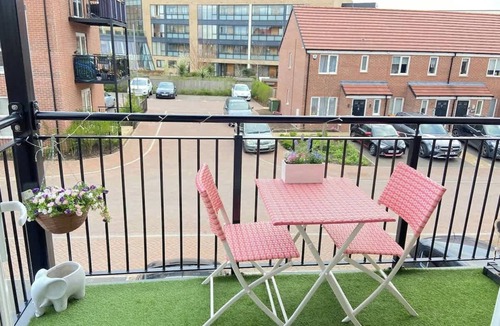Dunstable Apartment | Modern Flat near Luton Airport | Free Parking