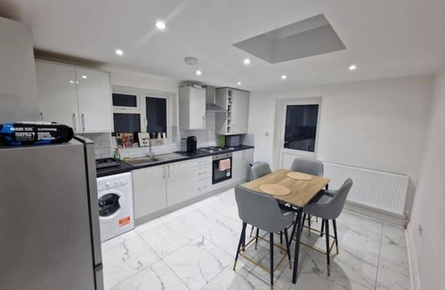 Wood Street Apartment | Modern flat on Lea Bridge Road.