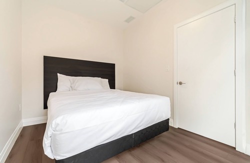 Dean Park Apartment | Modern Fully Furnished 3 Bedroom Apartment Unit 3