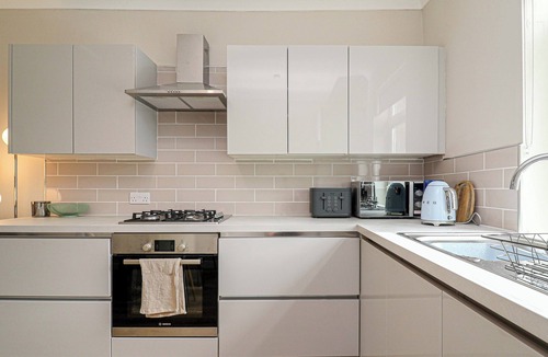 Helensburgh Apartment | Modern Apex Flat/King Bed/3 Guests/Parking/WiFi
