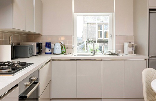Helensburgh Apartment | Modern Apex Flat/King Bed/3 Guests/Parking/WiFi