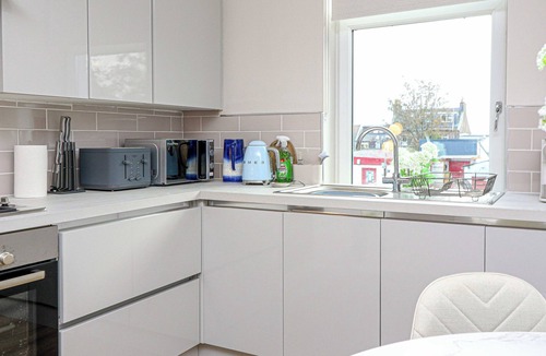 Helensburgh Apartment | Modern Apex Flat/King Bed/3 Guests/Parking/WiFi