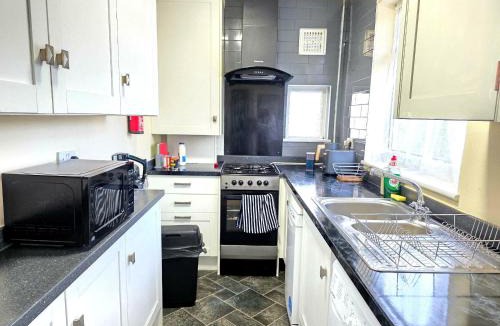 Harold Wood Apartment | Modern Ground Floor Flat w Parking Romford