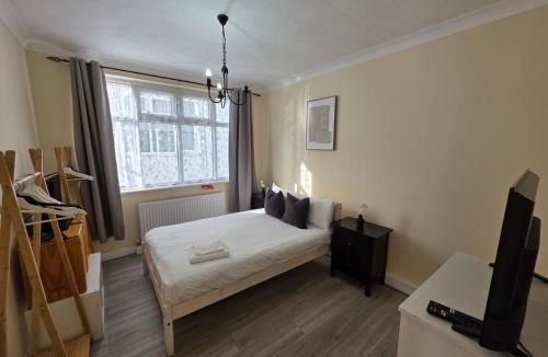 Harold Wood Apartment | Modern Ground Floor Flat w Parking Romford