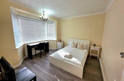 Harold Wood Apartment | Modern Ground Floor Flat w Parking Romford