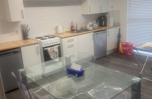North Glasgow House | Modern Home, 2 bedroom 2 bathroom located right next to Velodrome. With driveway