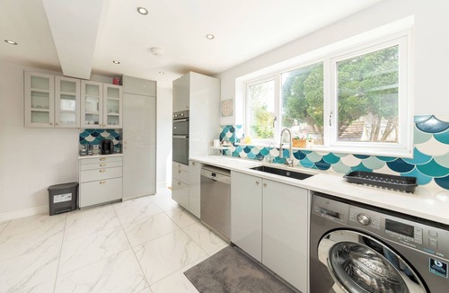 Reading House | Modern House with AC 4 Parking & Transport Links - Pass the Keys