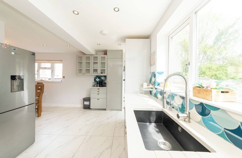 Reading House | Modern House with AC 4 Parking & Transport Links - Pass the Keys