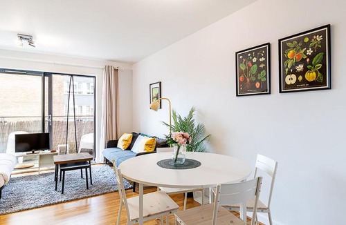 Mile End Apartment | Modern Mile End Flat with Balcony & Terrace