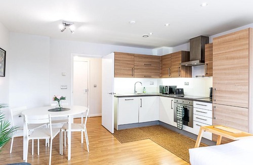 Mile End Apartment | Modern Mile End Flat with Balcony & Terrace