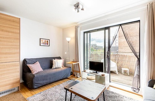 Mile End Apartment | Modern Mile End Flat with Balcony & Terrace
