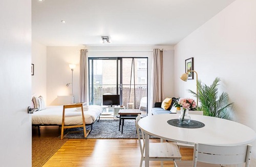 Mile End Apartment | Modern Mile End Flat with Balcony & Terrace