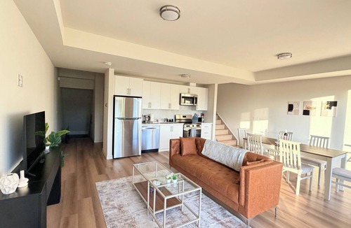 Huntsville House | Modern Muskoka Townhouse Near Lake & Downtown