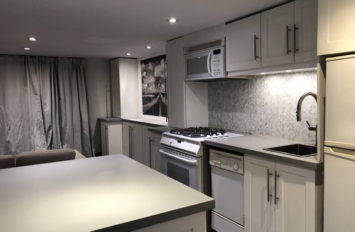 Leslieville Hotel | Modern Newly Renovated 1Bedroom-Downtown, Free Wifi, Transit, Walkable
