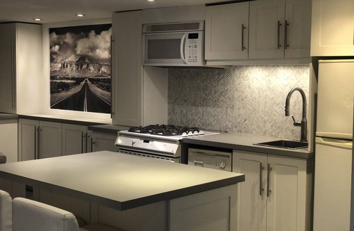 Leslieville Hotel | Modern Newly Renovated 1Bedroom-Downtown, Free Wifi, Transit, Walkable