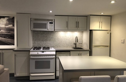 Leslieville Hotel | Modern Newly Renovated 1Bedroom-Downtown, Free Wifi, Transit, Walkable