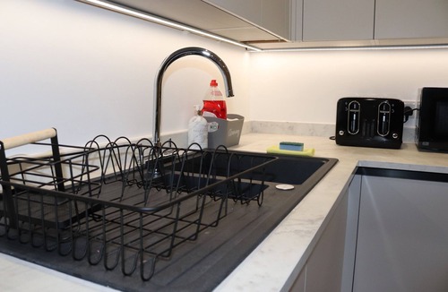 Hemel Hempstead Apartment | Modern One Bedroom Apartment Open Plan Lounge-Kithchen-Dining Area Free Parking