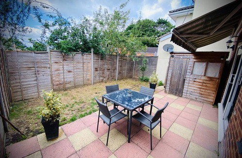 Stevenage House | Modern-petfriendly-privategarden-family-20mintoldn