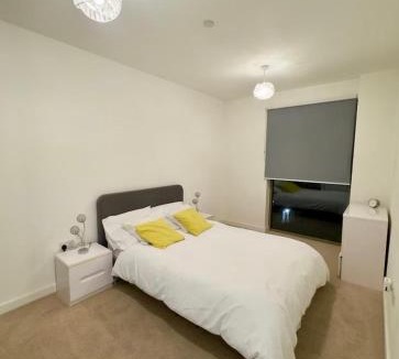 Newham Apartment | Modern Private Room with Balcony & Views