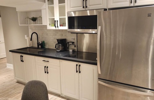 Oakville House | Modern Pvt 1 BDR Suite | Sleeps 4 | Pvt Entry | Near GO station | Free Parking