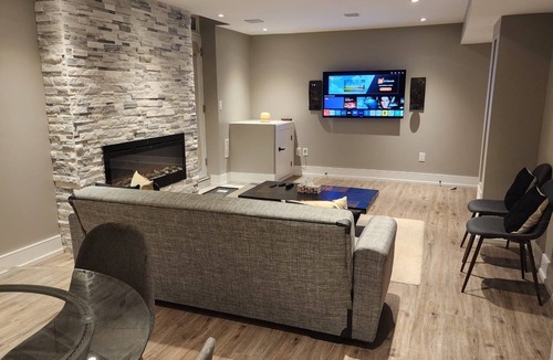 Oakville House | Modern Pvt 1 BDR Suite | Sleeps 4 | Pvt Entry | Near GO station | Free Parking