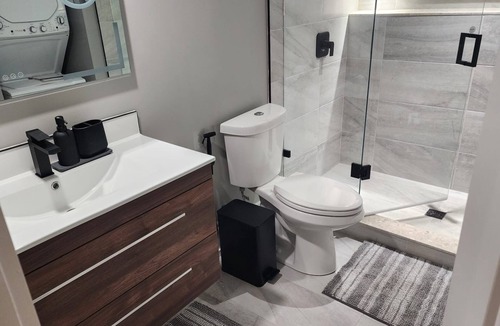 Oakville House | Modern Pvt 1 BDR Suite | Sleeps 4 | Pvt Entry | Near GO station | Free Parking