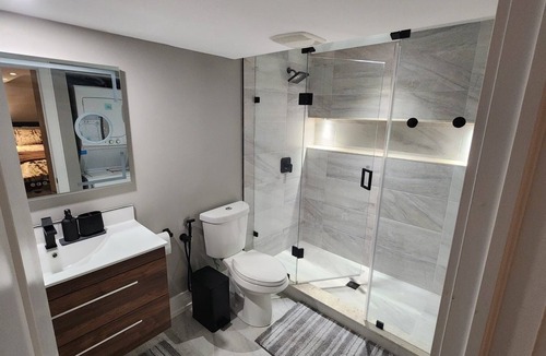 Oakville House | Modern Pvt 1 BDR Suite | Sleeps 4 | Pvt Entry | Near GO station | Free Parking