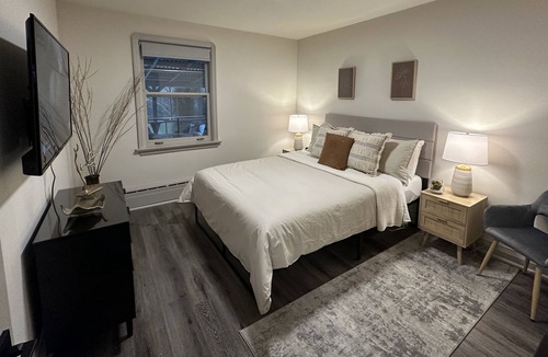 Woodbine - Lumsden House | Modern retreat in the city w/firepit, covered back porch, in suite laundry, WFH,