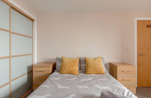 Finnieston Apartment | Modern Riverfront Apt. 10 mins from Hydro/SECC