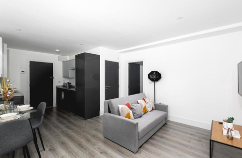 Enfield Apartment | Modern Spacious 1Bed with Allocated Parking, Fast Wi-Fi, Private Garden, and Fast Access to Train and Bus Stations