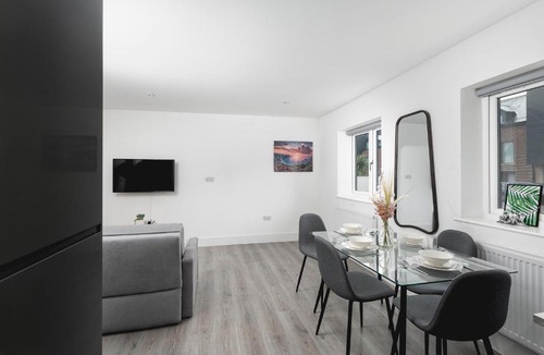 Enfield Apartment | Modern Spacious 1Bed with Allocated Parking, Fast Wi-Fi, Private Garden, and Fast Access to Train and Bus Stations
