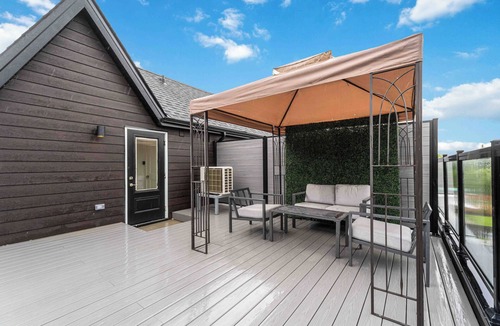 Niagara Falls Condo | Modern/Spacious 2-story 2-bedrm. Free on-site parking. Near all things Niagara!
