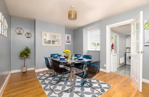 Warmsworth House | Modern Spacious Home - Parking - Sleeps 6 - minutes from the A1 & the Races