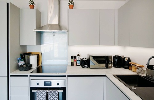 Hemel Hempstead Apartment | Modern studio 30 minutes to London w/free parking