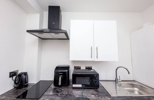 Basildon Apartment | Modern Studio w/private Kitchen, Bathroom & Garden
