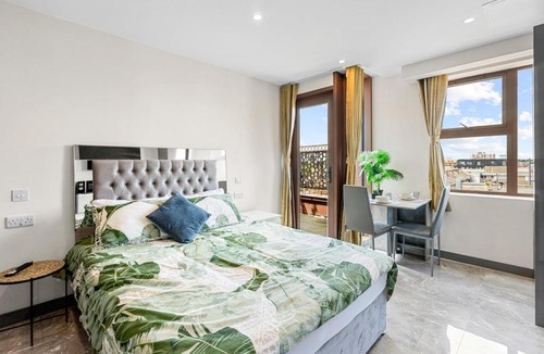 Valentines Apartment | Modern Studio with Balcony Godino Hotel Ilford
