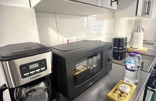 Newham Apartment | Modern Studio With Free Parking Near City Airport and ExCel