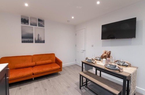 North Finchley Apartment | Modern, Stylish, cosy, Finchley London 3 Bed 2 bath Apartment with Free Parking