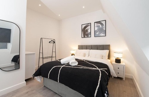 North Finchley Apartment | Modern, Stylish, cosy, Finchley London 3 Bed 2 bath Apartment with Free Parking