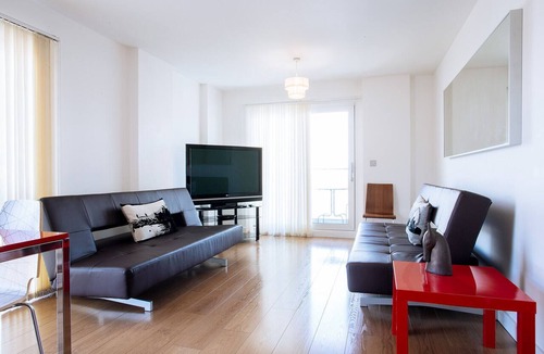 Peninsula Apartment | Modern three bedroom North Greenwich 90