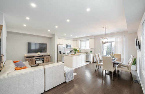 Bolton House | Modern Townhouse in quiet neighbourhood w/Basement Arcade and Outdoor Hot-tub