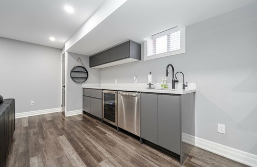 Bolton House | Modern Townhouse in quiet neighbourhood w/Basement Arcade and Outdoor Hot-tub
