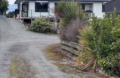 Manapouri Apartment | Modern unit 2 minute nature path to the lake
