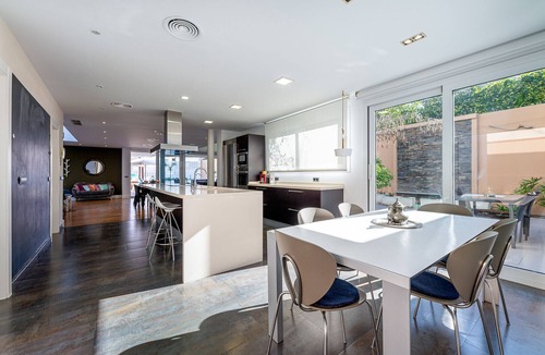 Torremolinos Villa | Modern villa in Playamar for 10