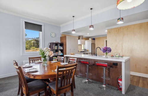 Moeraki House | Moeraki Beachfront - Sea Views and Boat Parking