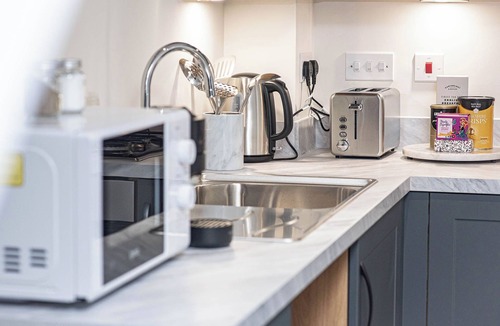 Bletchley House | Morden tastefully furnished 4 bed holiday home designed for maximum comfort