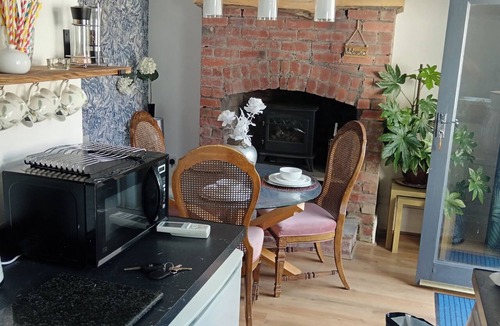 Bare Apartment | Morecambe Apartment - Sleeps 3 - 5 Mins to Sea