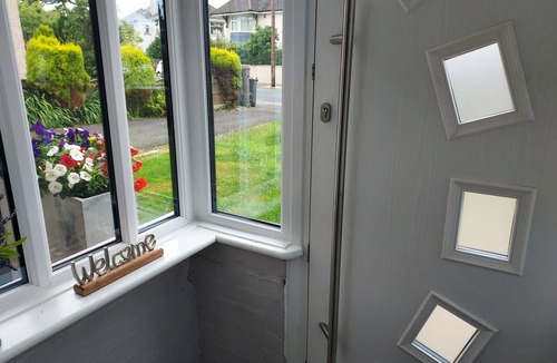 Bare Apartment | Morecambe Apartment - Sleeps 3 - 5 Mins to Sea