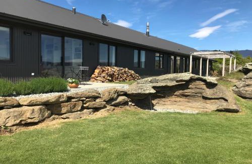 Alexandra Apartment | Mountain and river view retreat